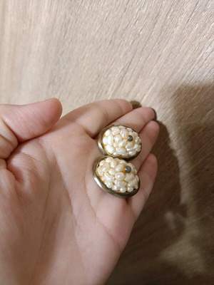 Vintage clip earrings with pearls used, gold-tone