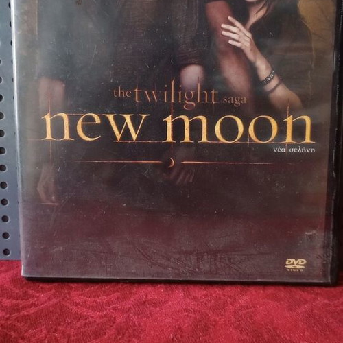 New Moon DVD used, with subtitles