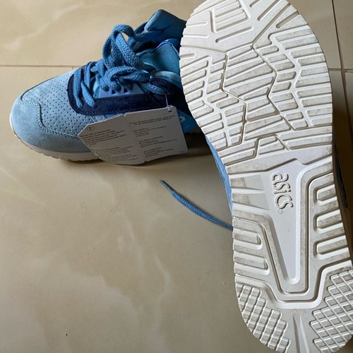 Asics shoes like new, left size 43.5 right size 42
