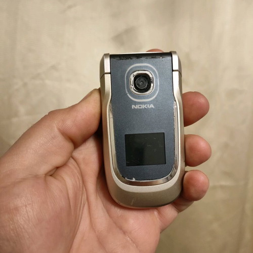 Nokia 2760 Flip phone like new, gray