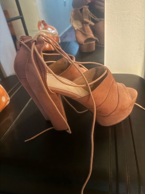 Women's pink sandals like new, size 38 with straps