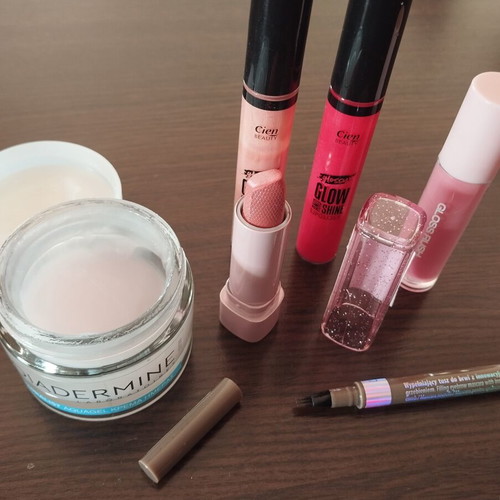 Cosmetics pack used with Diadermine Aquagel cream and lip glosses