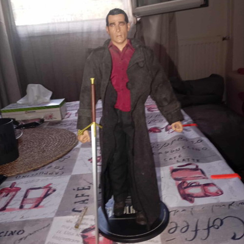 Highlander 1/6 12-inch Sideshow figure missing glasses and sword