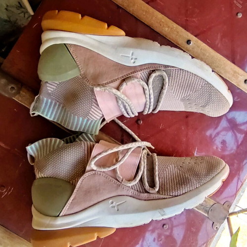 Athletic shoes like new, size 40, gray and beige