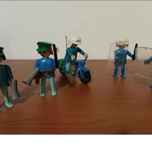 Playmobil Police Set used, old edition with 5 figures gift
