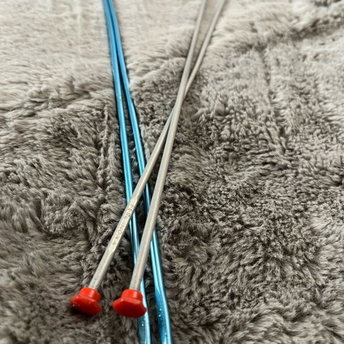 Knitting needles used, 2 pairs