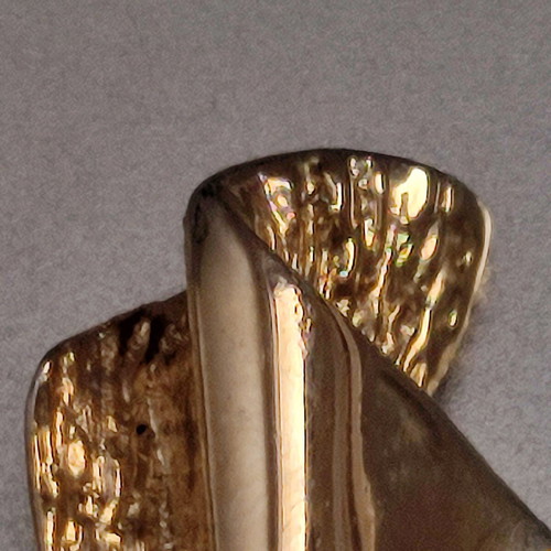 Decorative pin like new, gold color