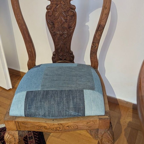 Σκαλιστή καρέκλα vintage ανακατασκευασμένη με ξύλο καρυδιάς και χειροποίητο τζιν ύφασμα