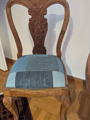 Σκαλιστή καρέκλα vintage ανακατασκευασμένη με ξύλο καρυδιάς και χειροποίητο τζιν ύφασμα