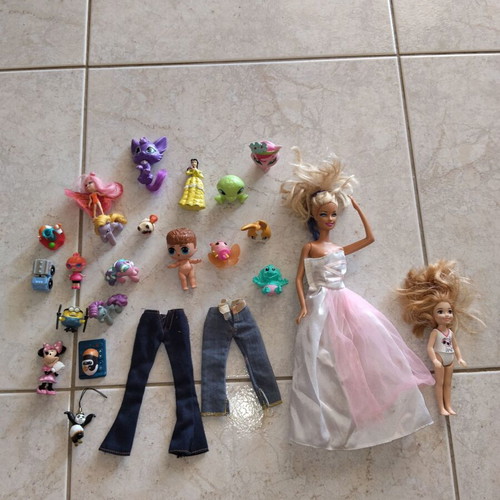 Dolls, clothes and more, pack