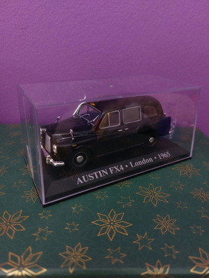 Austin FX4 model car like new with small crack on cover