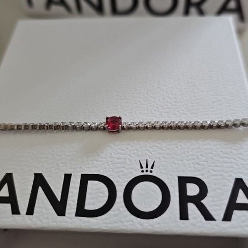 Pandora bracelet new, genuine and elegant