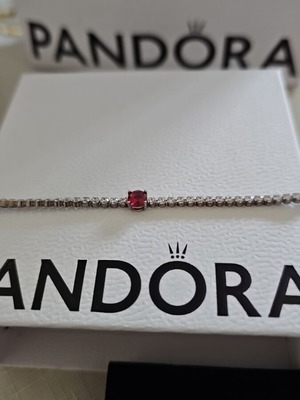Pandora bracelet new, genuine and elegant