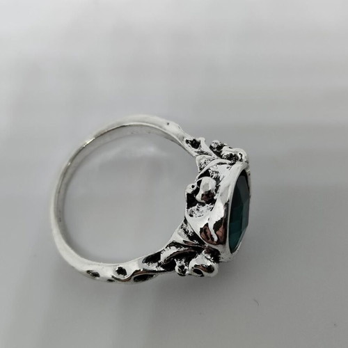 Jack Sparrow ring like new with green stone and skull details