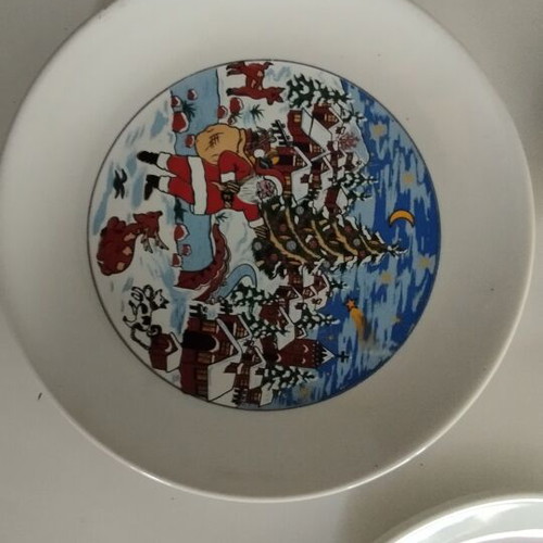 Christmas plates set of 4, unused