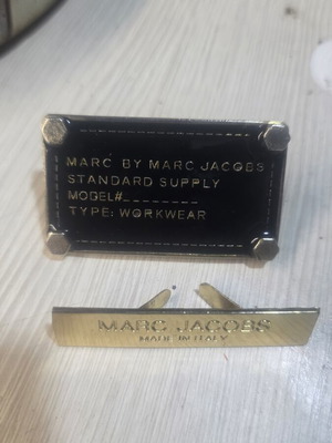 Μεταλλικά σήματα Marc Jacobs σαν καινούργιο