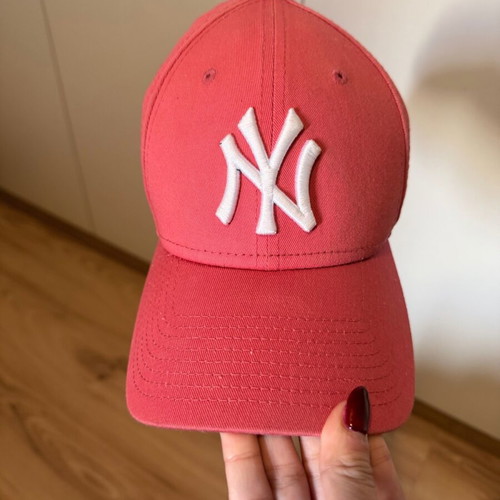 New Era New York Yankees cap like new, women's 9FORTY Coral/White