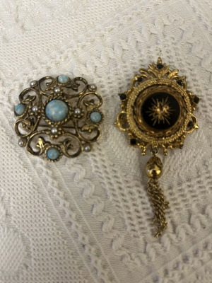 Vintage collectible pins set of 2 with antique style