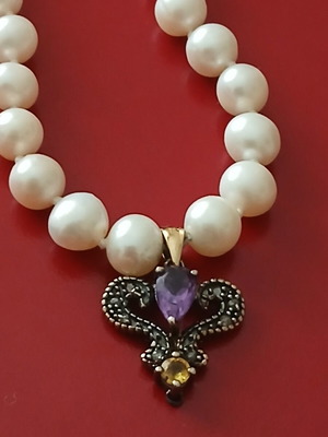 Necklace with natural pearls and silver chain