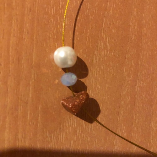 Women's necklace with 3 stones and thin wire chain in gold color new