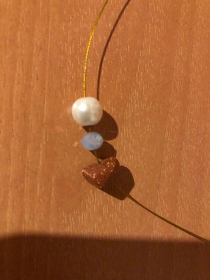 Women's necklace with 3 stones and thin wire chain in gold color new