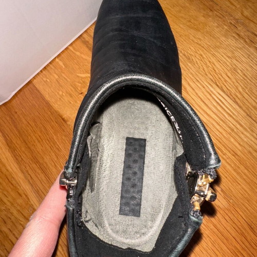 Black ankle boot with gold zipper used, size 37.5
