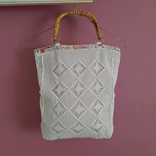 Handmade white crochet handbag like new with bamboo handles