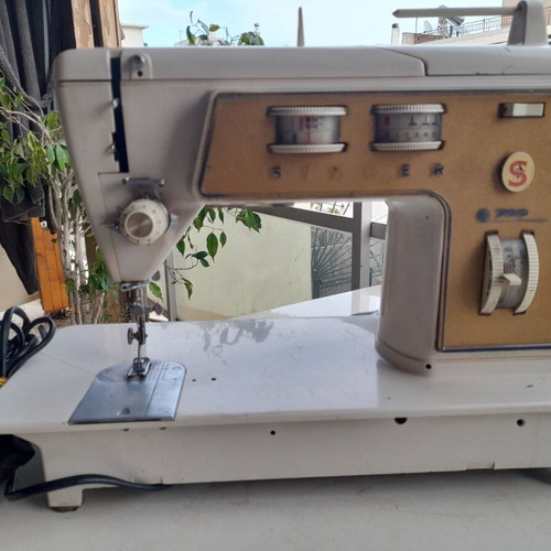 Singer 700 sewing machine used in very good condition