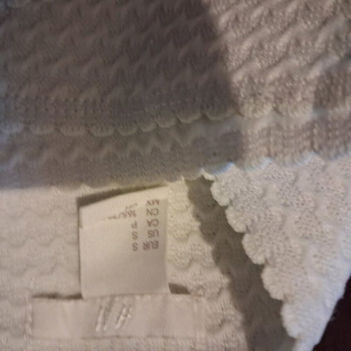 Mini skirt H&M white small like new, embossed design