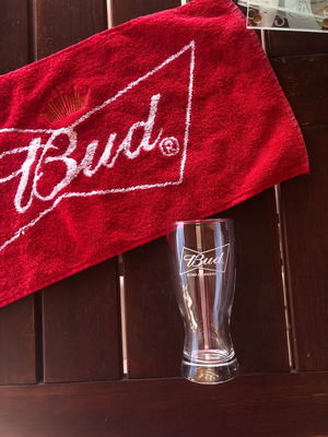 Bud Beer Glasses new, set of 6 with extra towel