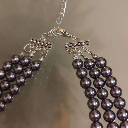 Impressive necklace with three rows of pearls new in white and gray