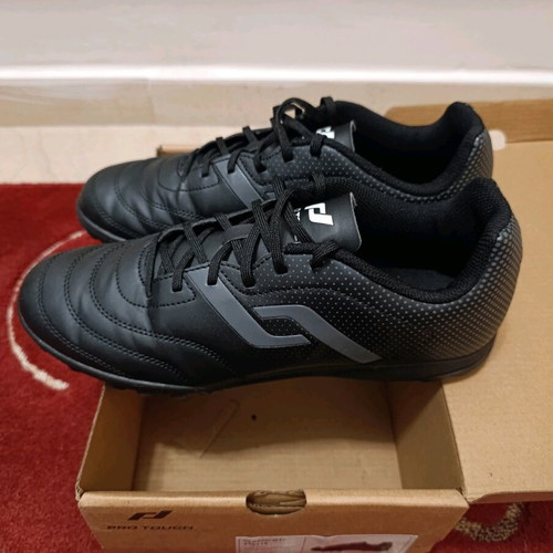 Pro Touch Classic III TF football shoes size 42, like new, black