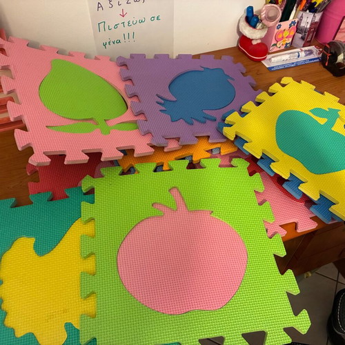 Children's Play Mat 10 detachable pieces 33x33 with fruits like new