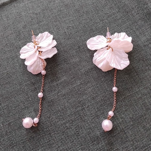 Dangling earrings new with floral motif and artificial pearls