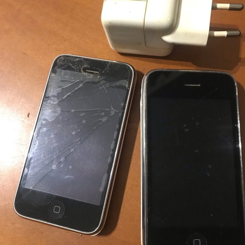 iPhone 3G and 3GS used with swollen battery and cracked screen