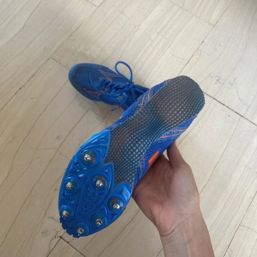 Admiral sprinting shoes with extra spikes, size 40, blue