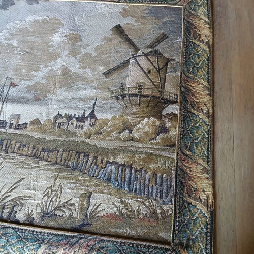 Antique square wall tapestry used with gift antique lamps