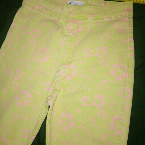 Zara high-waisted cropped jeans like new, green with pink flowers