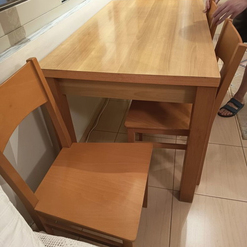 Extendable dining table with 4 chairs like new