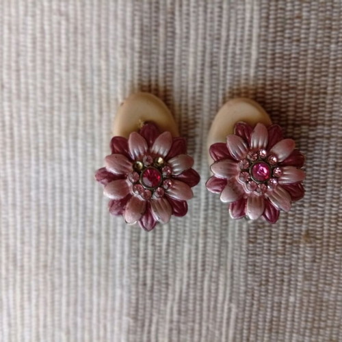 Vintage clip-on earrings like new, pink and purple