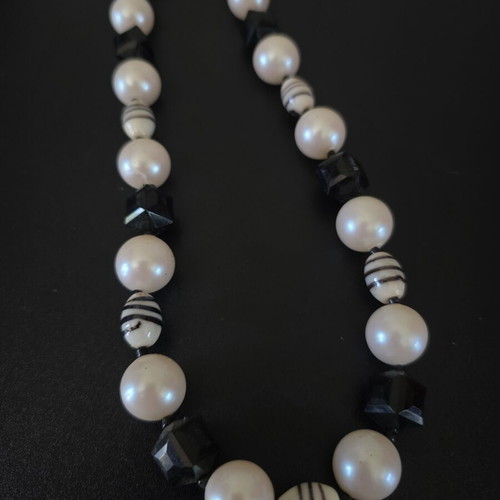 Women's necklace with black and white beads