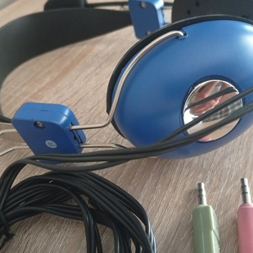 Wired headset with microphone