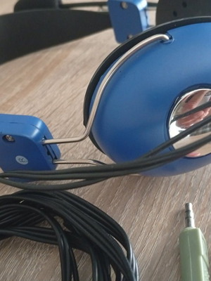 Wired headset with microphone