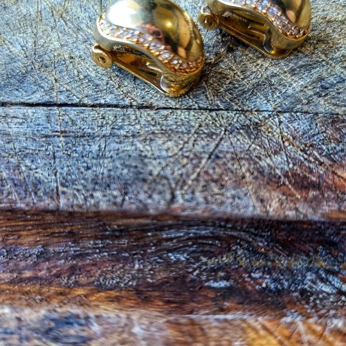Vintage gold-tone clip-on earrings like new