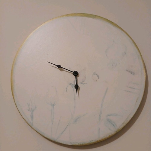 Wall clock like new with floral design analog