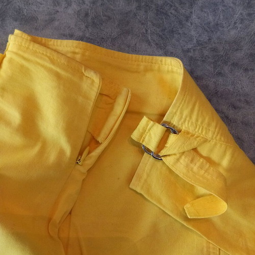 Mini skirt yellow like new with zipper and metal details size M