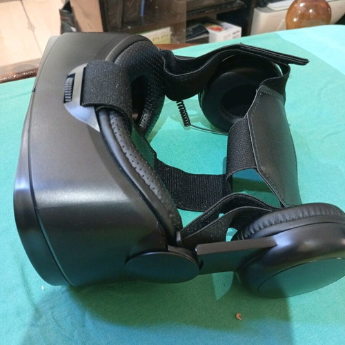 VR Glasses with Built-In Headphones like new