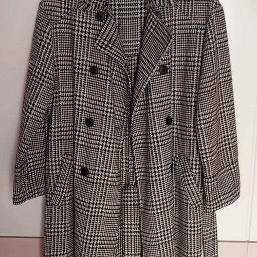Checked coat like new, one size, black and white with buttons and belt