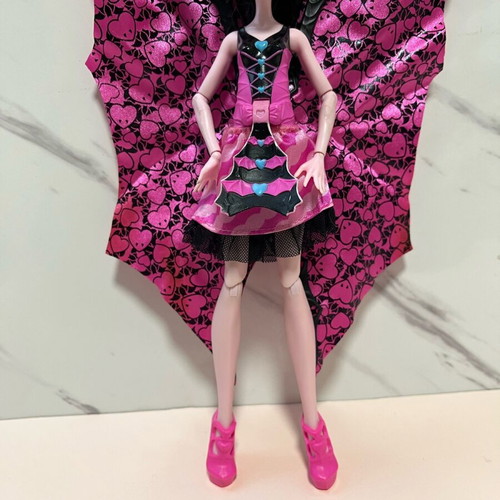 Monster High Draculaura doll with wings like new, slight wing defect