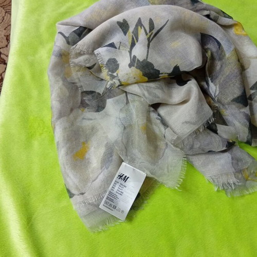 H&M women's scarf like new with floral pattern multicolor